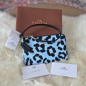 Adorable NWT IOB Coach Pale Blue Cheetah Print Crossgrain Wristlet/Wallet 🩵🐆🖤